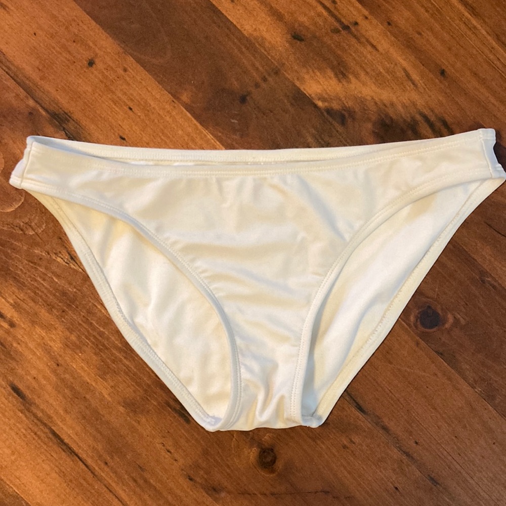 Xhilaration swim bottom. Size M
